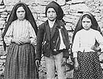Lcia (esquerda) e os irmos Francisco (centro) e Jacinta, em 1917, em Ftima