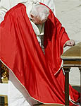 Joo Paulo 2 esfora-se para ajoelhar em missa no Vaticano