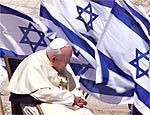 Joo Paulo 2 rodeado de bandeiras israelenses