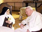 Papa Joo Paulo 2 e a irm Lcia de Jesus, em 2000, no Santurio de Ftima