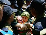 Colona agarra filho durante retirada na Cisjordnia