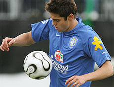 Kak domina bola durante o penltimo treino da seleo brasileira em Weggis, na Sua