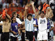 Jogadores da Argentina agradecem apoio dos torcedores aps empate contra a Holanda