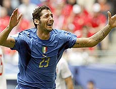 Zagueiro Marco Materazzi comemora gol na vitria italiana sobre a Repblica Tcheca