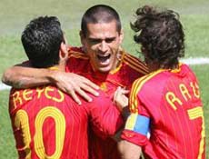 Espanhis comemoram gol de Juanito, que garantiu o primeiro lugar do Grupo H