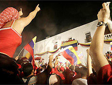 Simpatizantes aplaudem Hugo Chávez , que derrotou Manuel Rosales para a Presidência