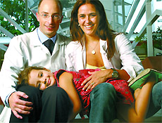O cirurgio plstico Eduard Breschtbhl e a mulher, a fonoaudiloga Eliane de Rezende Breschtbhl, com a filha Isabela: ele sustenta a casa enquanto ela estuda