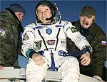 Pontes sentado sobre a Soyuz logo aps chegada  Terra