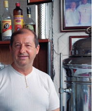 O comerciante Gilberto Luizetto, do Giba's Bar