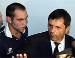 O jogador Desbato e o delegado Osvaldo Gonalves