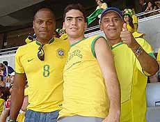  direita, seu Ju, pai de Fred, encontra o ex-jogador Ronaldo no Estdio de Munique; entre os dois, seu fiel escudeiro Batata