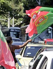 Ambulantes vendem bandeiras de Portugal no centro do Rio