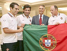 Presidente de Portugal, Cavaco Silva, d bandeira ao tcnico Luiz Felipe Scolari