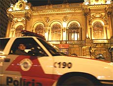 Policiais tentam garantir a segurana prximo da Pinacoteca, na Virada Cultural de SP