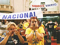Funcionrio e viva de comissrio choram durante audincia pblica sobre a Varig no Rio