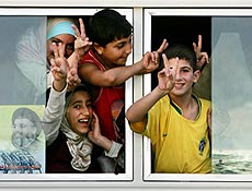 Crianças libanesas fazem sinal de vitória durante retorno ao Líbano, após cessar-fogo