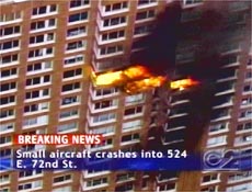 Reproduo de imagem da CBS mostra fumaa em prdio atingido por aeronave em Nova York