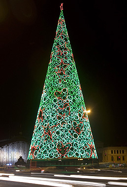 Foto Di Madrid A Natale.A Madrid Un Albero Di Natale Finto Importanzadeleparole Il Cannocchiale Blog