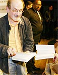 O escritor Salman Rushdie, durante sabatina na Folha