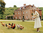 Madonna alimenta galinhas em sua manso na Inglaterra