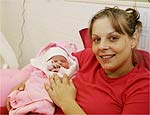 Tanja, 27, deu  luz uma menina durante programa de reality