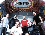 Chester e Mike (agachados) lideram o Linkin Park
