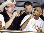 Bono canta com Gilberto Gil no Carnaval de Salvador