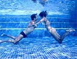 Mariana e Rafael brincam na piscina do "BBB6"