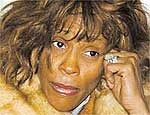Vtima do crack, Whitney Houston volta a ser internada