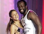 Shakira com Wyclef Jean durante a premiao