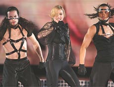 Madonna apresenta "Get Together", na "Confessions Tour", clique para ver mais fotos