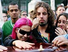 Tico Santa Cruz e Aline Rosa, namorada de Netto, choram no enterro que reuniu centenas
