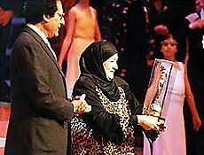 Huda Sultan recebe prmio durante abertura de festival de cinema no Cairo em 2001