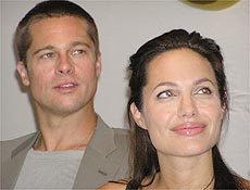 Brad Pitt e Angelina Jolie durante coletiva de imprensa organizada na Nambia