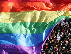 Bandeira gigante do arco-ris cobre multido na av. Paulista durante parada gay de 2005