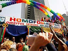 Trio eltrico da 10 parada gay de So Paulo exibe faixa: "Homofobia  Crime"