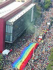 Confira as imagens da 10 edio da parada gay na av. Paulista