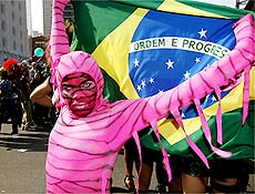 Cores da bandeira brasileira dividiram espao com o rosa na 10 parada gay de So Paulo