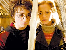 A atriz Emma Watson e o ator Daniel Radcliffe em cena do 4 filme, "O Clice de Fogo"