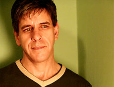 O ator paulistano Giulio Lopes, 46, que interpreta o diretor de TV Régis em "Cristal"