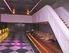 Lounge almofadado do clube Glória: a casa noturna é permeada por rosa e dourado