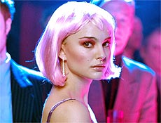 Natalie Portman vive uma stripper no filme "Closer - Perto demais", lanado em 2004