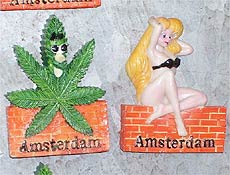 Souvenirs em Amsterdã exploram a imagem da cidade de paraíso da maconha e do sexo