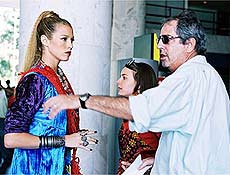 Cineasta Srgio Rezende dirige a atriz Luana Piovani durante as filmagens de "Zuzu Angel"