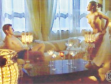 Ana Paula Arsio apareceu nua no quarto do hotel, durante striptease de sua personagem