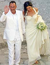 O ator francs Jean Reno, 57, com a modelo Zofia Borucka, 35