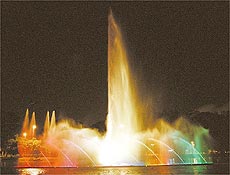 A fonte multimdia est localizada no maior lago do parque Ibirapuera, na zona sul da cidade