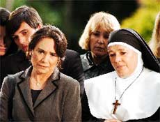 Helena (Regina Duarte) e funcionrios do hospital vo a enterro de Nanda