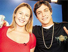 A apresentadora do programa "Combo - fala + Joga", Luiza, com o cantor Felipe Dylon