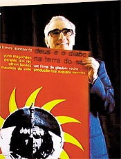 Martin Scorsese segura cartaz de "Deus e o Diabo na Terra do Sol"